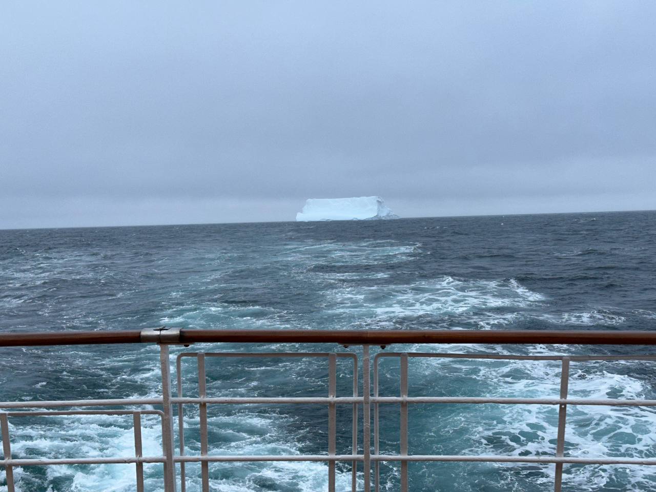 船上近距離見到Ice Berg